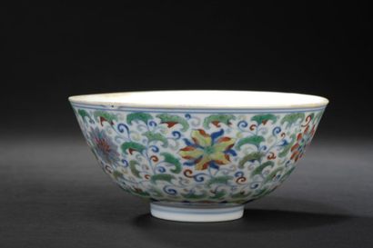 null Chine, période Yongzheng (1723-1735)
Bol en porcelaine à décor polychrome en...
