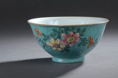 Chine, XIXe siècle Bol en porcelaine à décor...
