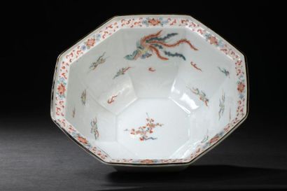 null Japon
Bol octogonal en porcelaine à décor en relief de lotus et prunus et à...