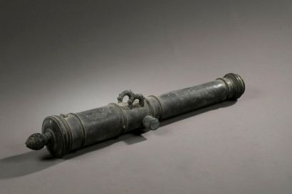 null Bronze barrel, with reinforcing ribs, two dolphin handles and two trunnions....