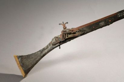 null Long Moroccan flintlock rifle, known as a moukalah. Pancake barrel. Lock with...