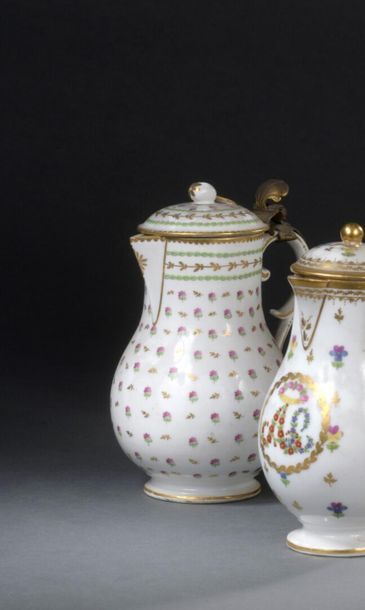 null PARIS, XVIIIe siècle
Pot à eau couvert en porcelaine à décor polychrome de semis...