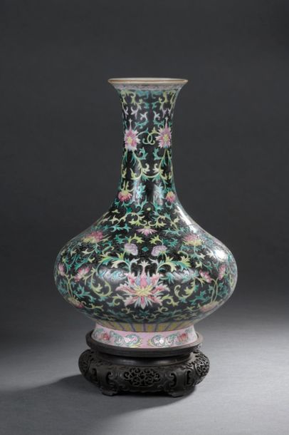 Chine, XIXe siècle Vase de forme balustre...