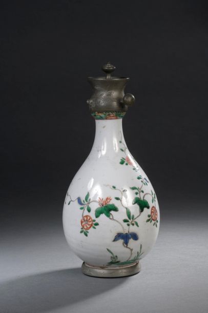  Chine, période Kangxi (1662-1722) Vase bouteille en porcelaine à décor polychrome...