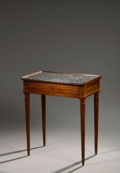 null Mahogany and mahogany veneer coffee table from the end of the Louis XVI
period....
