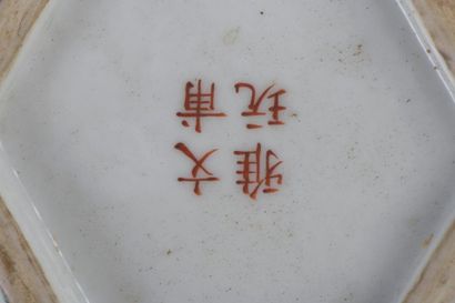 null Chine, XIXe siècle
Bol hexagonal en porcelaine à décor polychrome des émaux...