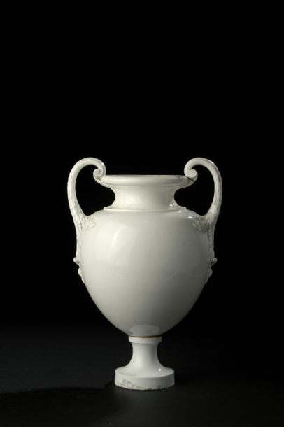 null SEVRES, XVIIIe siècle, vers 1780-90
Vase en porcelaine dure émaillée blanche...