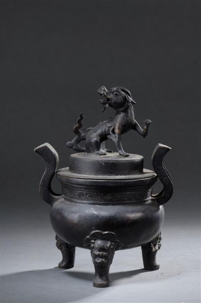null Chine, XXe siècle
Brûle-parfum tripode couvert en bronze. La panse globulaire,...