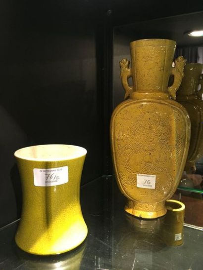 null Chine, XIXe siècle. 
Vase balustre en biscuit émaillé jaune à deux anses sur...