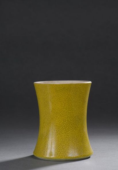 null Chine, XIXe siècle. 
Vase balustre en biscuit émaillé jaune à deux anses sur...