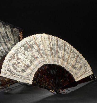 null Fan with lace leaf, late 19th c.
Folded, set in brown tortoiseshell with openwork...