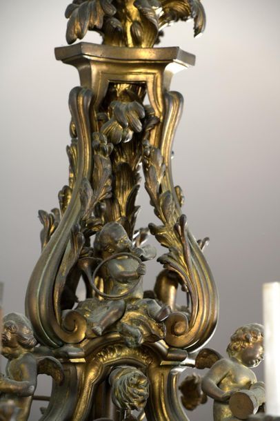 null Important chandelier in gilt bronze in the Louis XV
style after a chandelier...