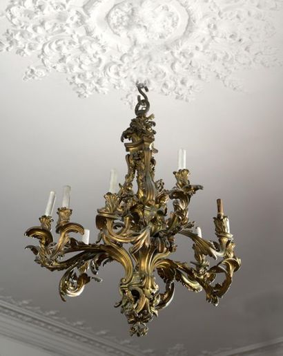 null Important chandelier in gilt bronze in the Louis XV
style after a chandelier...