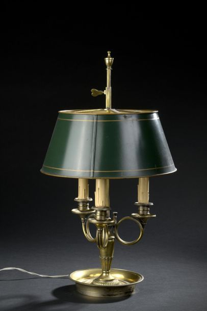 null Lampe bouillotte en laiton, XIXe siècle
À décor de cors de chasse. Abat-jour...