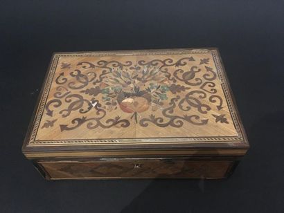 null Box in straw marquetry late 18th - early 19th century
With floral decoration...