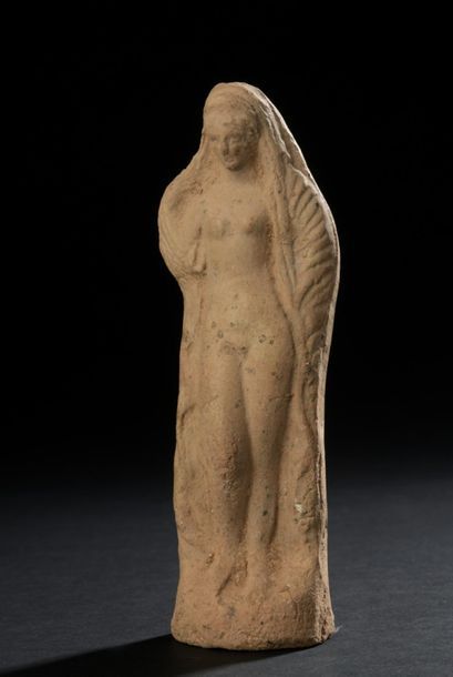 null Statuette en haut relief représentant la déesse Aphrodite debout laissant apparaître...