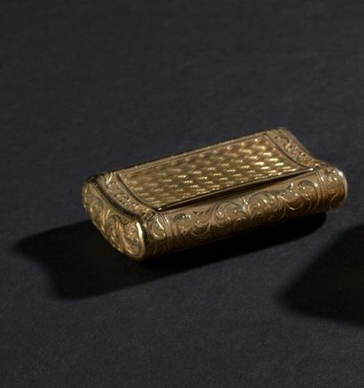 null Small gold snuffbox, mid 19th c.
Curved rectangular shape with foliage decoration...