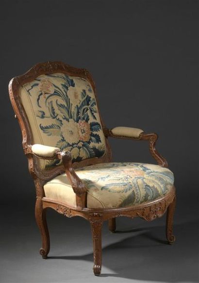 null Large armchair à la reine with a flat back and a moulded and sculpted wooden...