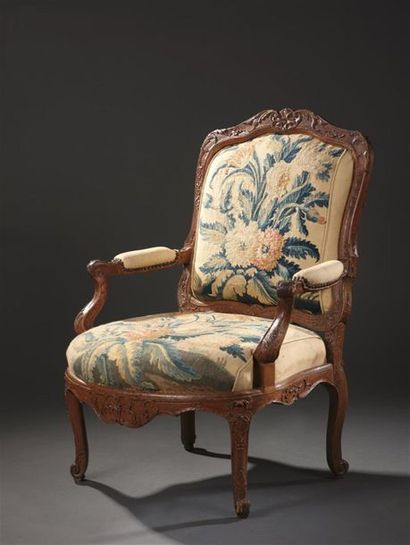 null Grand fauteuil à la reine à dossier plat à châssis en bois mouluré et sculpté...