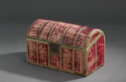 null Box in red silk velvet on wooden core, 18th century
Fully lined and braided,...