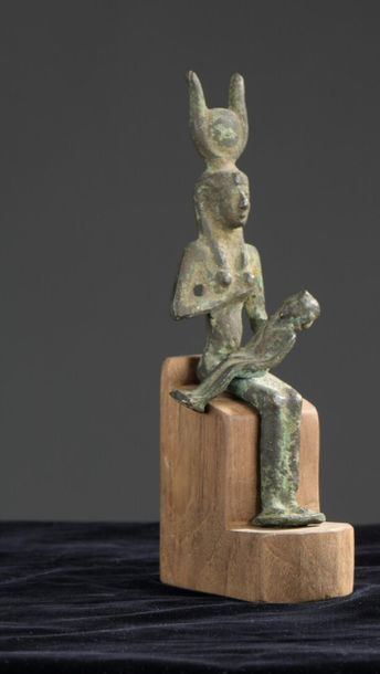 null Statuette représentant la déesse Isis- Lactans assise
Style Égypte, Basse Époque...