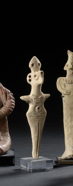 null Idole anthropomorphe stylisée, coiffée et parée de bijoux.
Art Syro-Hittite,...