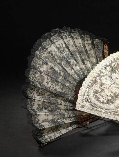 null Fan with lace leaf, late 19th c. Folded, brown tortoiseshell mount with the...