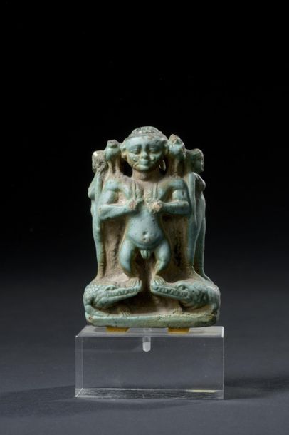 null Amulette « guérisseuse »
Égypte, Époque Ptolémaïque
à quatre facettes composées...