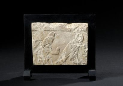 null Fragment de bas-relief rectangulaire
Égypte, Basse Époque ou Ptolémaïque.
Figurant...