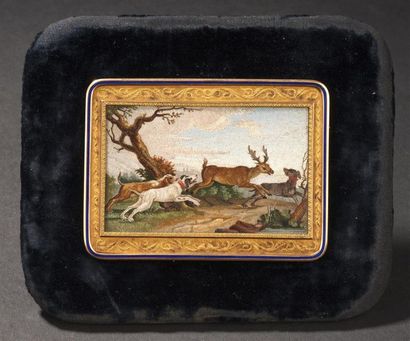 null Gold box lid decorated with a micromosaic
depicting a deer hunting scene in...