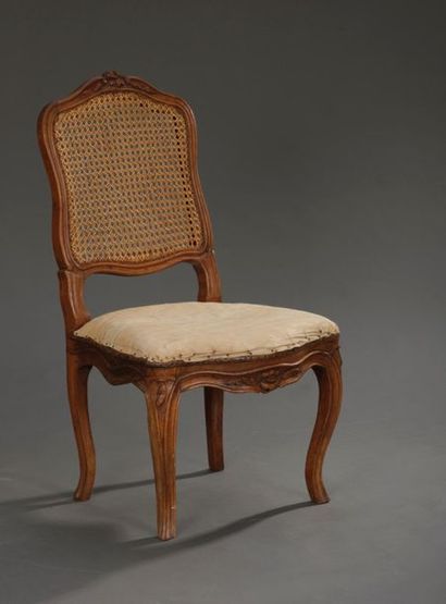 null Chaise en bois mouluré et sculpté d'époque Louis XV
à dossier et assise cannées.
Restaurations.
92,5...