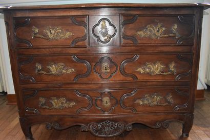 null COMMODE en bois naturel mouluré d'époque Louis XV
Ouvrant à quatre tiroirs sur...