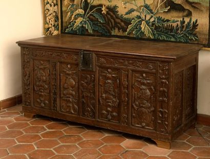 null Moulded and partly carved oak box from the 16th century 
Decorated with busts...