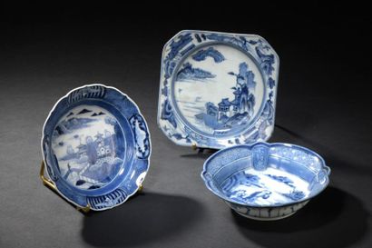 null Trois petites coupes en porcelaine, Japon, XIXe siècle
A décor en bleu sous...