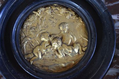 null D'après Duquesnoy, XIXe siècle
Deux médaillons à décor d'enfants
D. 10 cm
