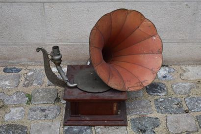 null GRAMOPHONE, 19th century 
Red sheet metal pavilion.
Accidents.


