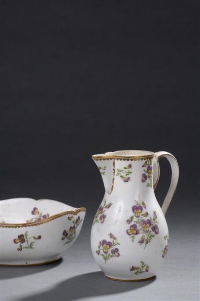 null Paris, 18th century
Porcelain water pot and oval basin decorated with pansies...