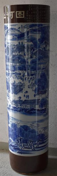 null Grand vase en céramique bleue, Chine, XXe siècle
À décor de paysage.
H. 169...