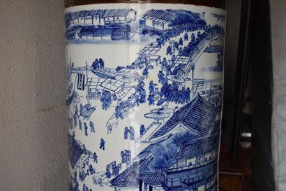 null Grand vase en céramique bleue, Chine, XXe siècle
À décor de paysage.
H. 169...