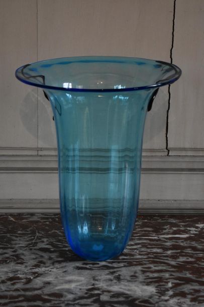 null MURANO, 20th century 
IMPORTANT GLASS VASE, with flared neck
Signed at the base.
H....