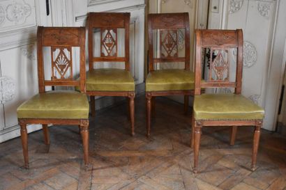 null SUITE DE QUATRE CHAISES en bois naturel mouluré et sculpté, d'époque Directoire...