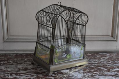 null Cage à oiseaux en laiton et verre peint de style Liberty, début du XXe siècle
Il...
