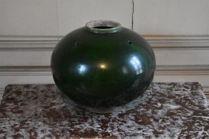 null LAMP STAND in green enamelled clay
Spherical in shape and resting on a pedestal.
H....