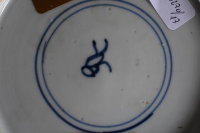null Assiette en porcelaine bleue et blanche, Chine, époque Kangxi
À décor floral,...