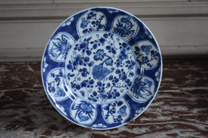 null Assiette en porcelaine bleue et blanche, Chine, époque Kangxi
À décor floral,...