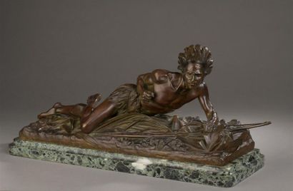 null Édouard DROUOT (1859-1945)
Indien à l'affût 
Bronze patiné.
Signé E. Drouot...