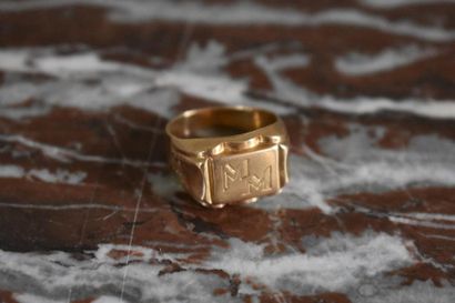 null Yellow gold ring
Monogrammed MM.
Weight 9 g

