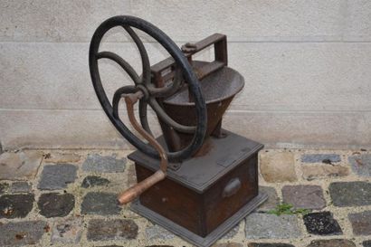 null COFFEE MILL in cast iron and wooden base, 19th century
H. 82 cm


