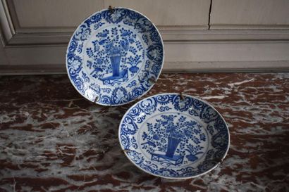 null Delft, XVIIIe siècle
Paire d'assiettes en camaïeu bleu à décor floral Marquées...