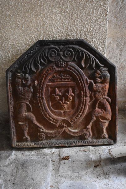 null PLAQUE DE CHEMINEE in cast iron, 19th century 
With the arms of France.
45 x...